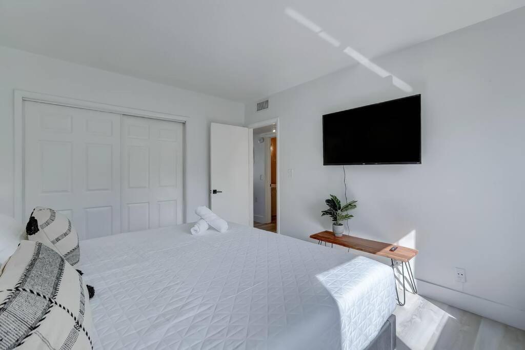 Chic Retreat: 2Br Apartment! フォート・ローダーデール エクステリア 写真