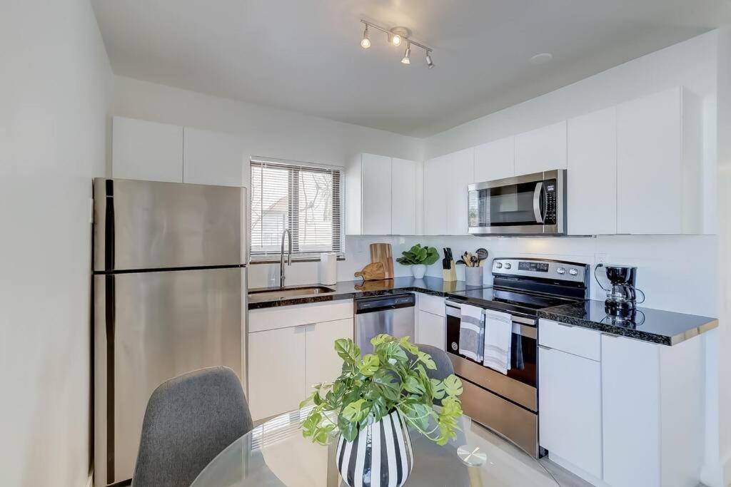 Chic Retreat: 2Br Apartment! フォート・ローダーデール エクステリア 写真