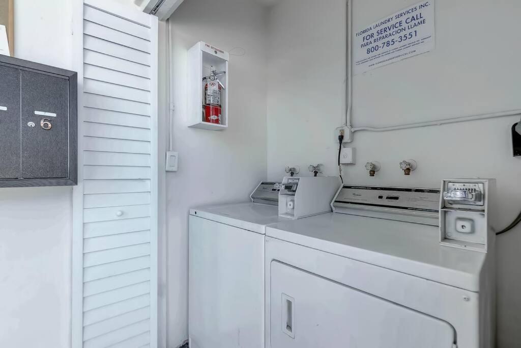 Chic Retreat: 2Br Apartment! フォート・ローダーデール エクステリア 写真