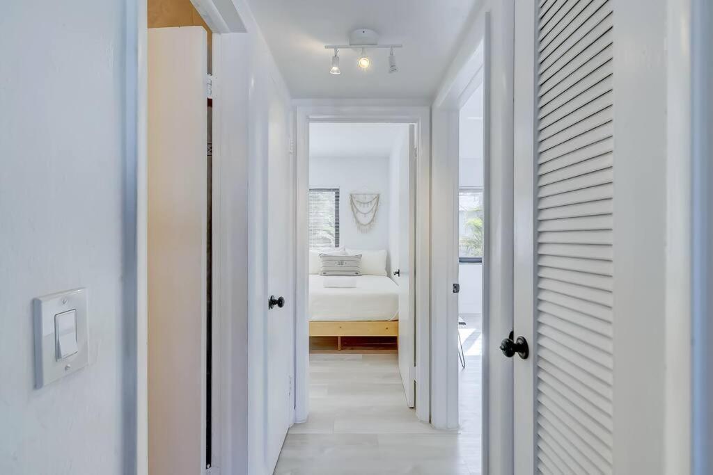 Chic Retreat: 2Br Apartment! フォート・ローダーデール エクステリア 写真
