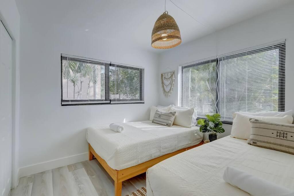 Chic Retreat: 2Br Apartment! フォート・ローダーデール エクステリア 写真