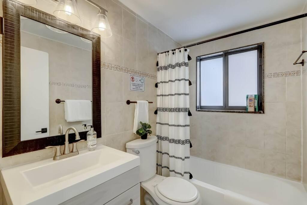 Chic Retreat: 2Br Apartment! フォート・ローダーデール エクステリア 写真