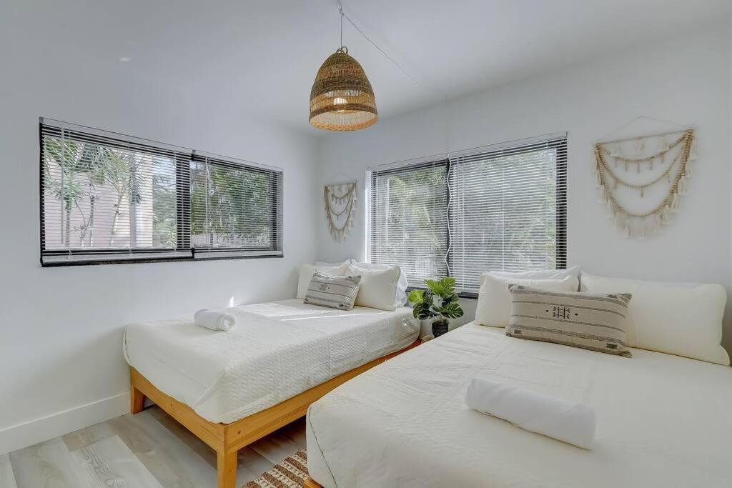 Chic Retreat: 2Br Apartment! フォート・ローダーデール エクステリア 写真