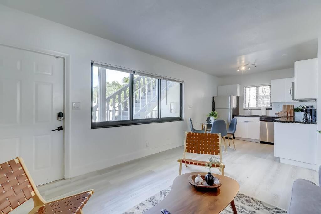 Chic Retreat: 2Br Apartment! フォート・ローダーデール エクステリア 写真