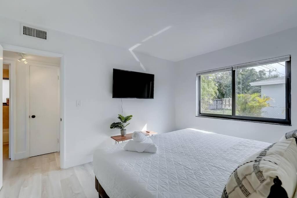 Chic Retreat: 2Br Apartment! フォート・ローダーデール エクステリア 写真