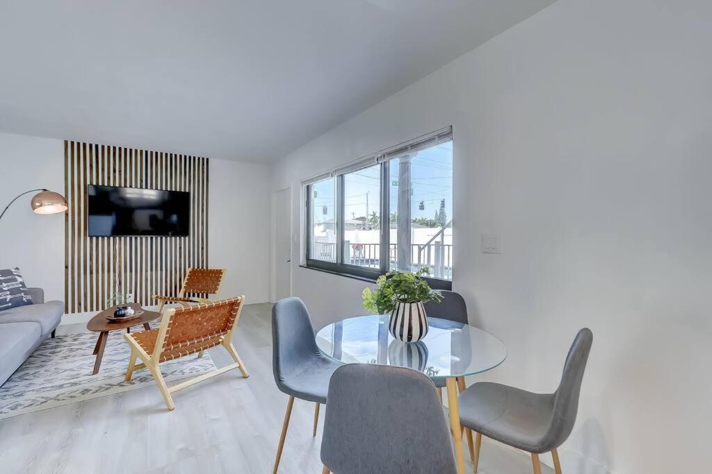 Chic Retreat: 2Br Apartment! フォート・ローダーデール エクステリア 写真