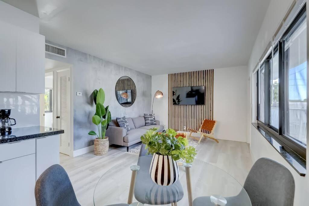 Chic Retreat: 2Br Apartment! フォート・ローダーデール エクステリア 写真