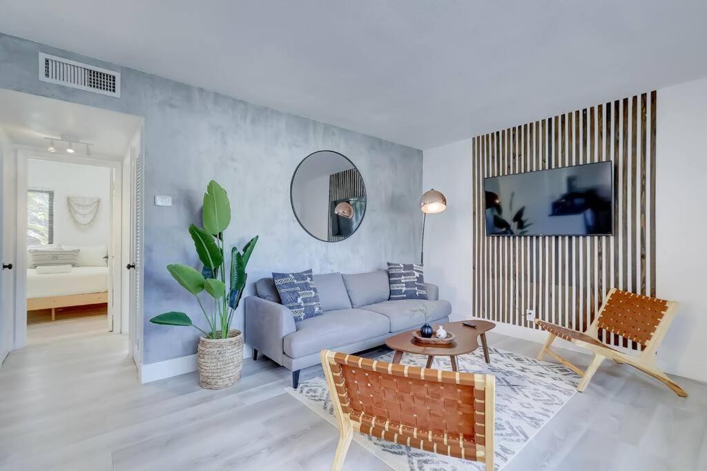 Chic Retreat: 2Br Apartment! フォート・ローダーデール エクステリア 写真